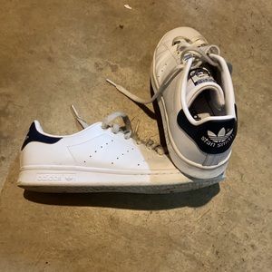 black and white classic adidas stan smiths